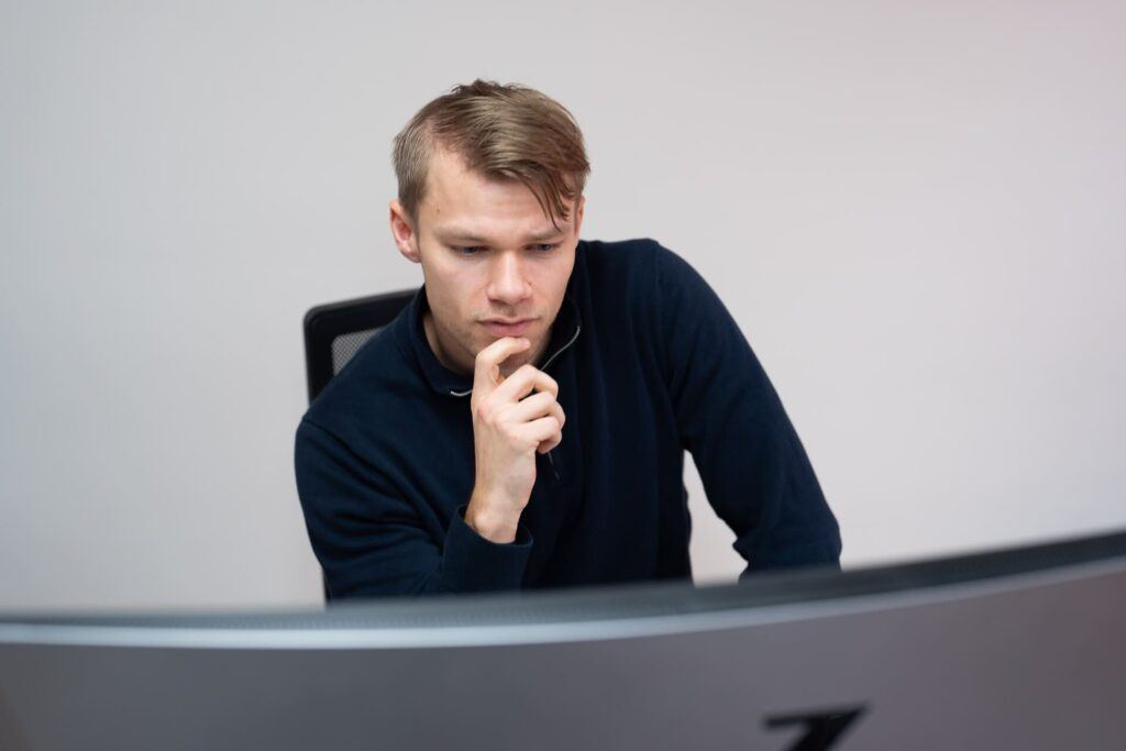 Työntekijä analysoi palautetta AI Tekstianalyysin avulla.